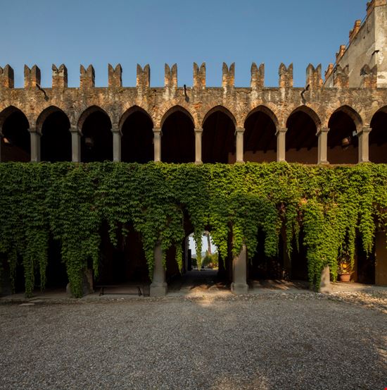 Castello di Bornato Castello di Bornato  